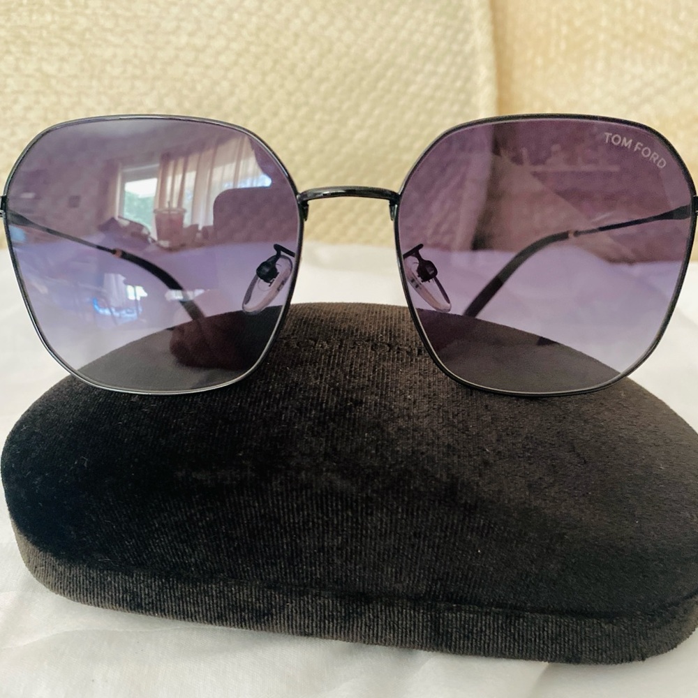 *New in case* Tom Ford shiny Black/Smoke gradient oversize metal sunglasses!